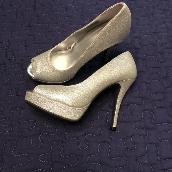 $25 Silver sparkly shoes NWOT💕 - Picture 2 of 2